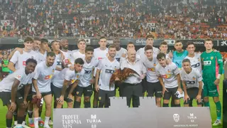 Javi Guerra celebra la renovación por todo lo alto