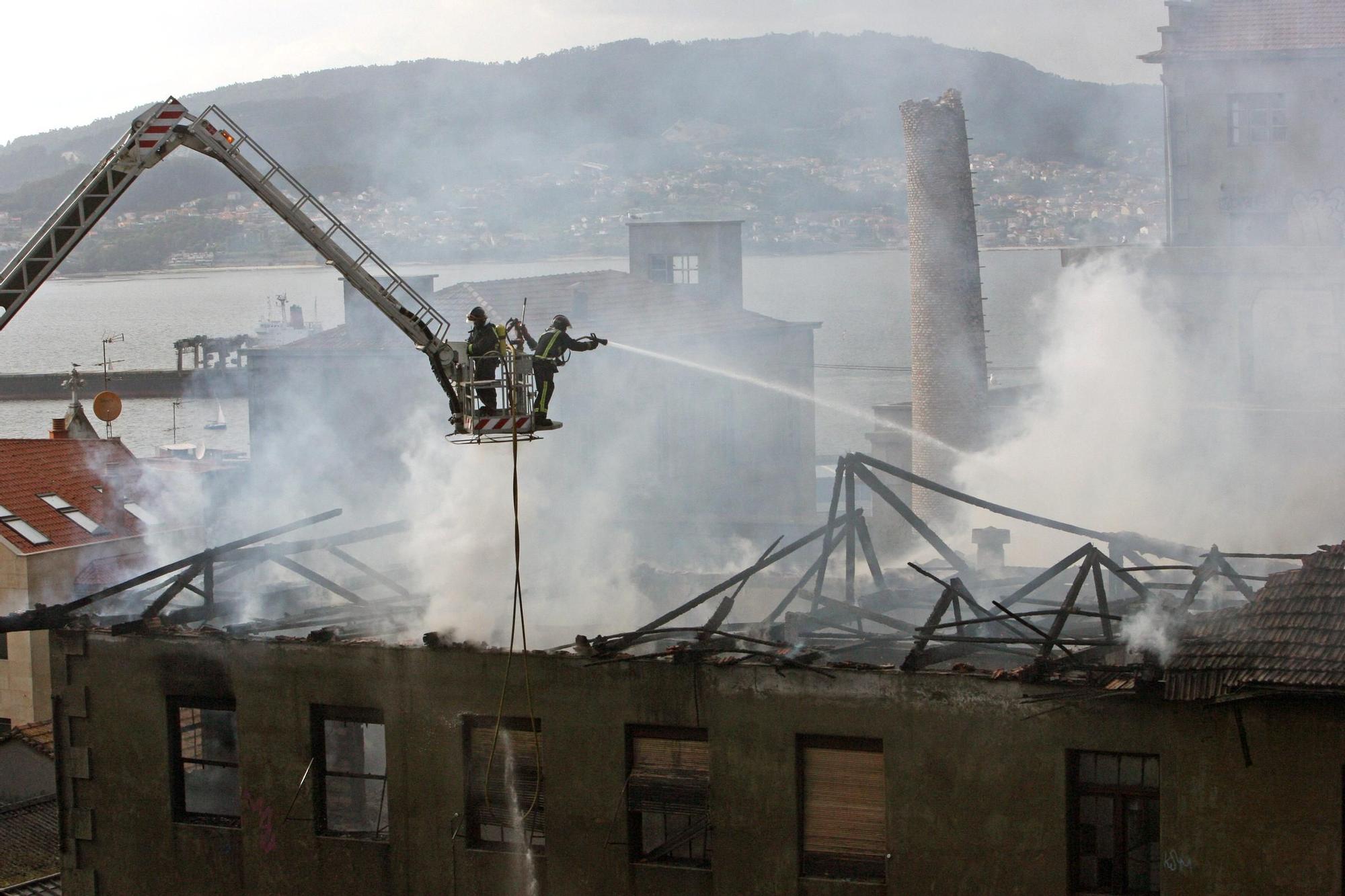 Bomberos de Vigo acudieron para sofocar el incendio que se produjo en el complejo de la antigua Panificadora en 2009 Ricardo Grobas (2).jpg