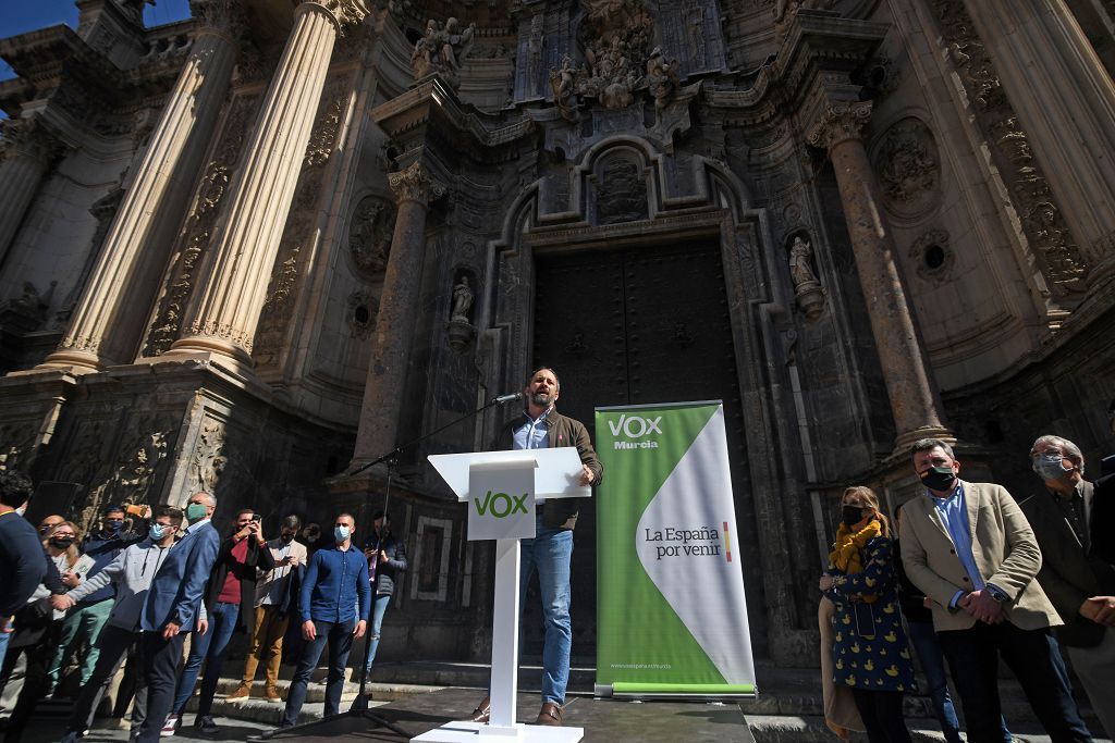 La plaza de la Catedral de Murcia se abarrota para recibir a Abascal