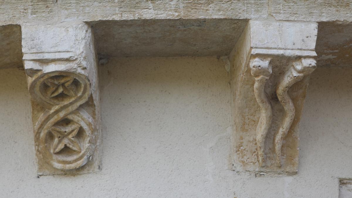 A la izquierda les culiebres que representen lo terrenal y celestial. A la derecha, dos culiebres zampen dos sapos.