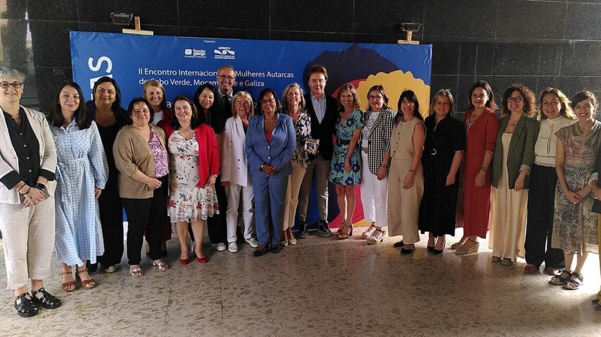 La concejala de Ames Uxía García, izquierda, en el foro africano de mujeres electas.
