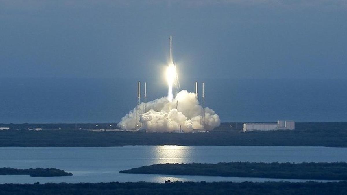 Lanzamiento desde Cabo Cañaveral del cohete Falcon 9, desarrollado por SpaceX, con un satélite meteorológico en su parte superior.