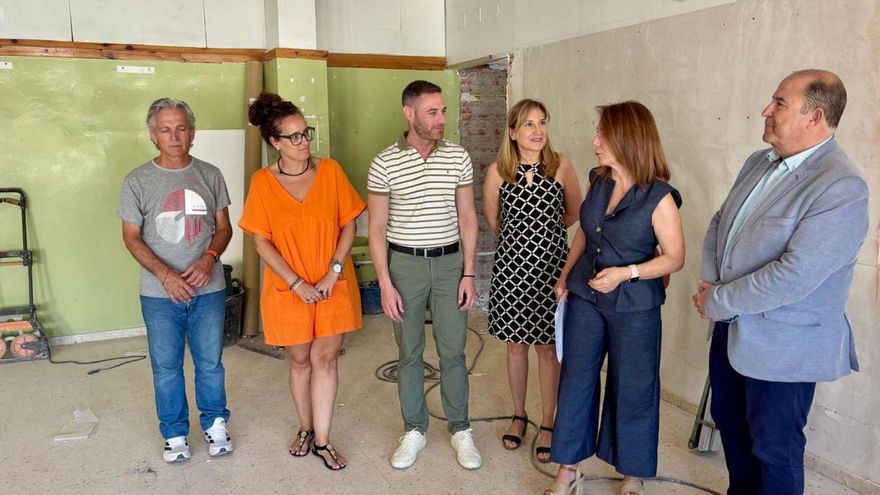 Belén López, concejala de Educación y Atención a la Ciudadanía, visitando las obras de un centro.