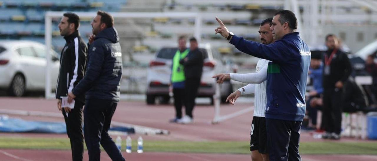 Germán Crespo da instrucciones a De las Cuevas antes de entrar al campo, el pasaado domingo.