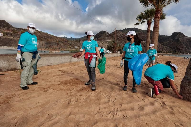 Acción de limpieza terrestre y marina en la playa de Las Teresitas