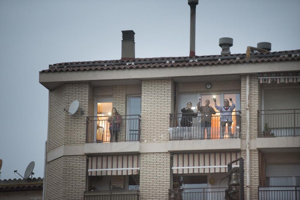 Veïns de Manresa animen a la gent amb música i festa