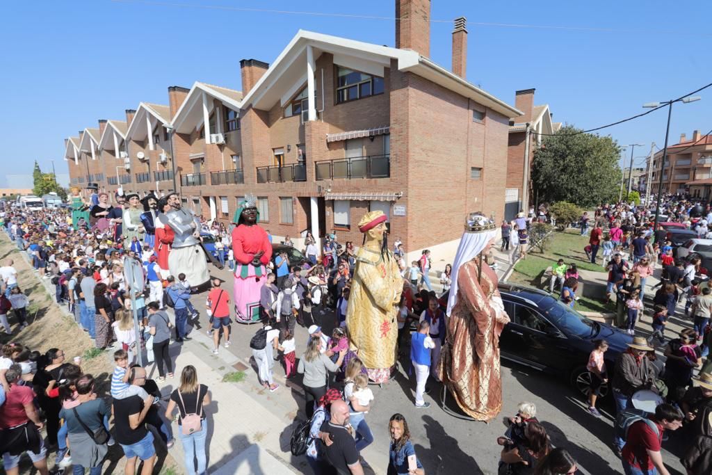 Los cabezudos recorren las calles de Garrapinillos