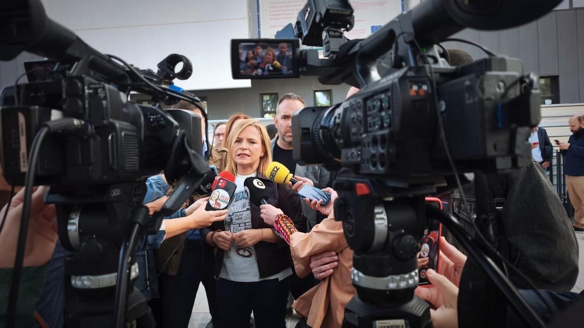 La delegada del Gobierno, Pilar Bernabé, ofrece declaraciones a los medios