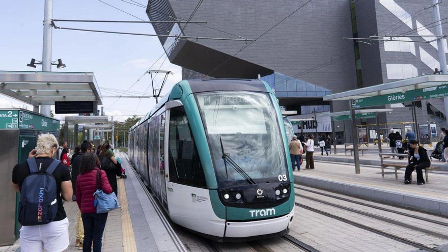 Herido un motorista tras chocar contra un tranvía en Barcelona