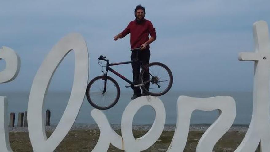 Carles Tur posa con su bicicleta en la localidad de Batumi, en Georgia.