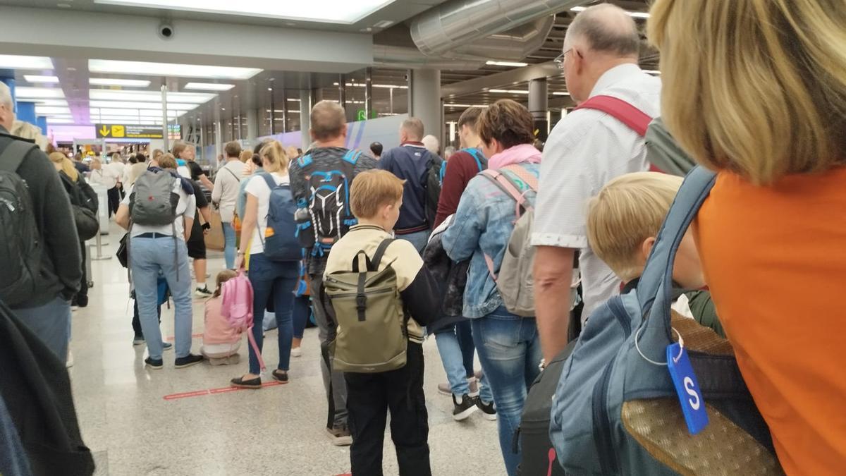 Quejas de viajeros por largas colas en el aeropuerto de Palma
