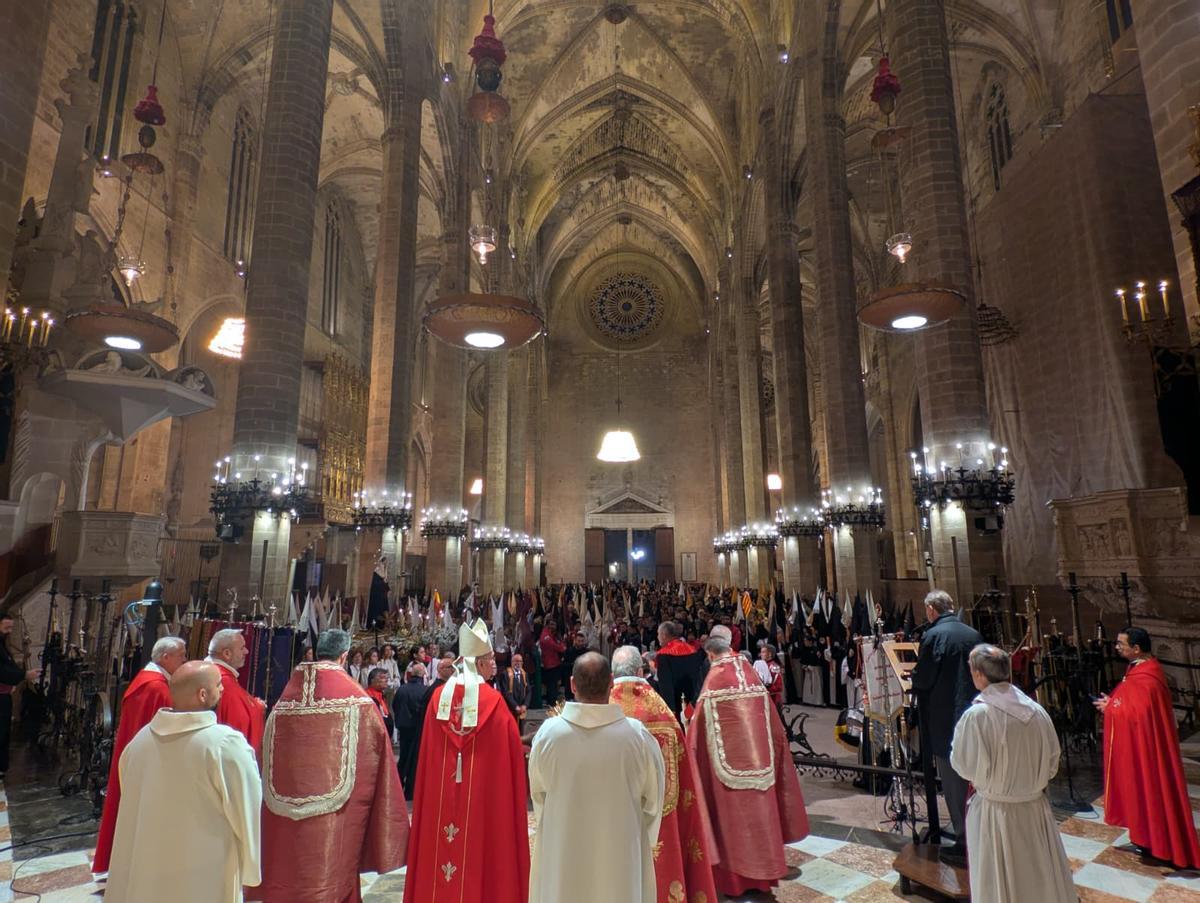 La llegada de la procesión del Crist de la Sang a la Catedral, en imágenes