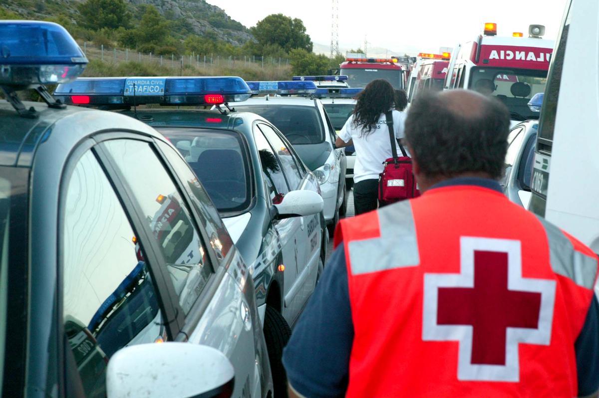 Las ambulancias y coches de la Guardia Civil se agolpaban en la AP-7 el día de la tragedia.