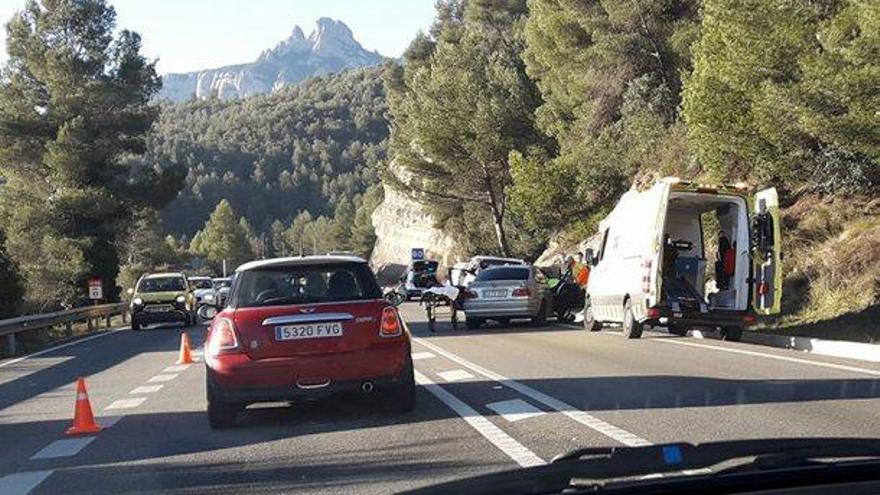 Tres ferits lleus en un xoc entre tres vehicles, a la C-55, a Castellbell i el Vilar