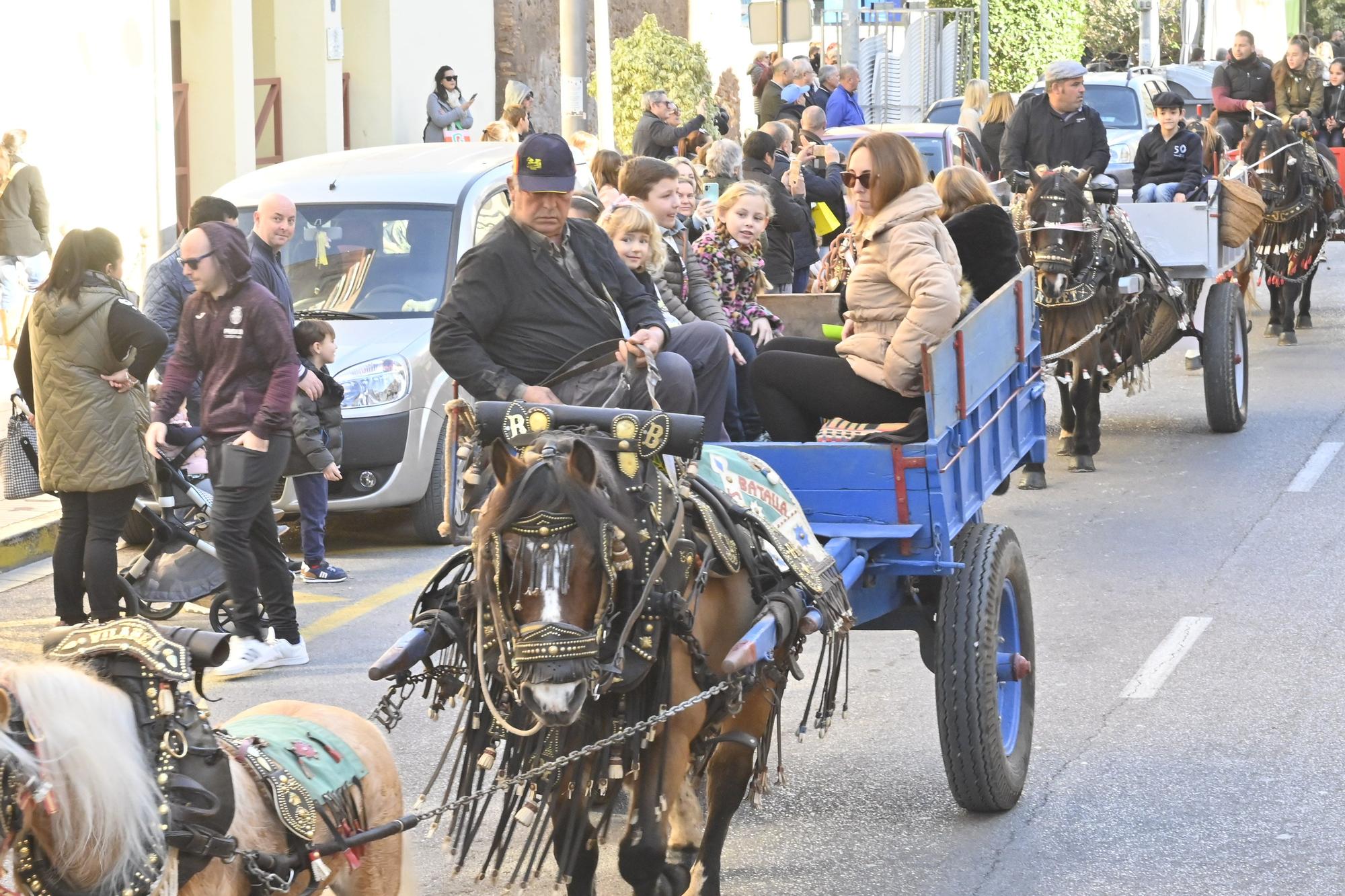 Carros y caballos llenan las calles de Vila-real por Sant Antoni