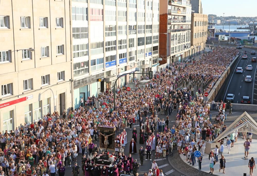 Miles de personas acompañan a la figura del Cristo de la Sal por el centro de la ciudad