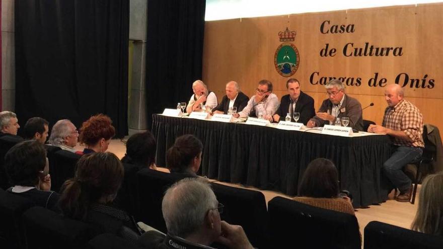 Juan Sobrecueva, Juan Carlos Bada, Toño García, Jaime Rodríguez, Jaime Izquierdo y Cándido Asprón, durante su intervención ayer en Cangas.