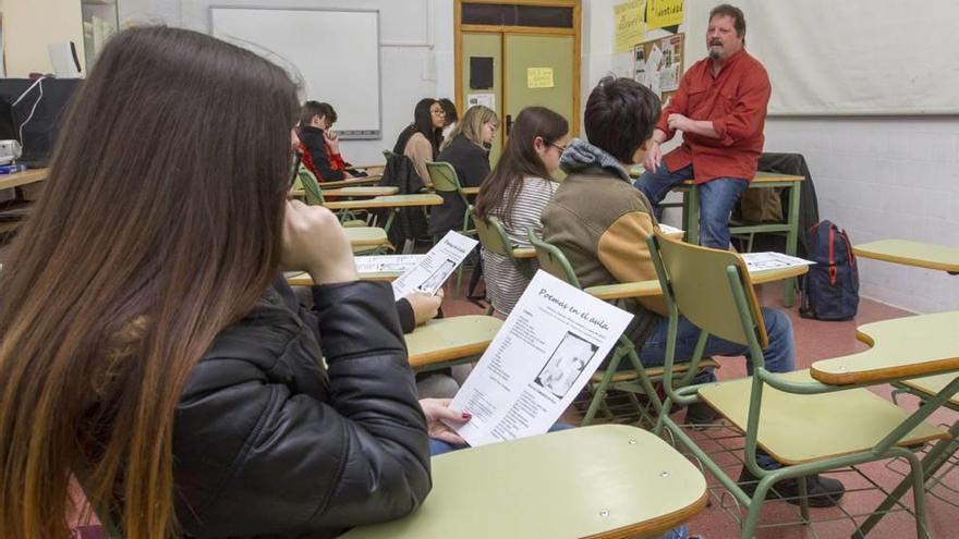 El profesor Carlos Olmo, en clase con sus alumnos trabajando con una de las &#039;hojas volantes&#039; con poemas para la reflexión.