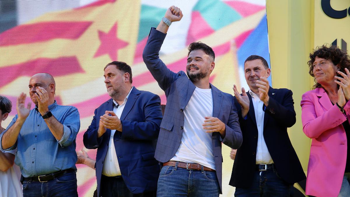 Gabriel Rufián entre Oriol Junqueras y Arnaldo Otegi en el mitin central de campaña de ERC