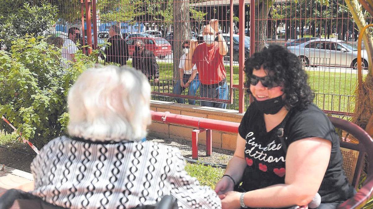 Visita de familiares a los usuarios e la Residencia de San Basilio de Murcia.