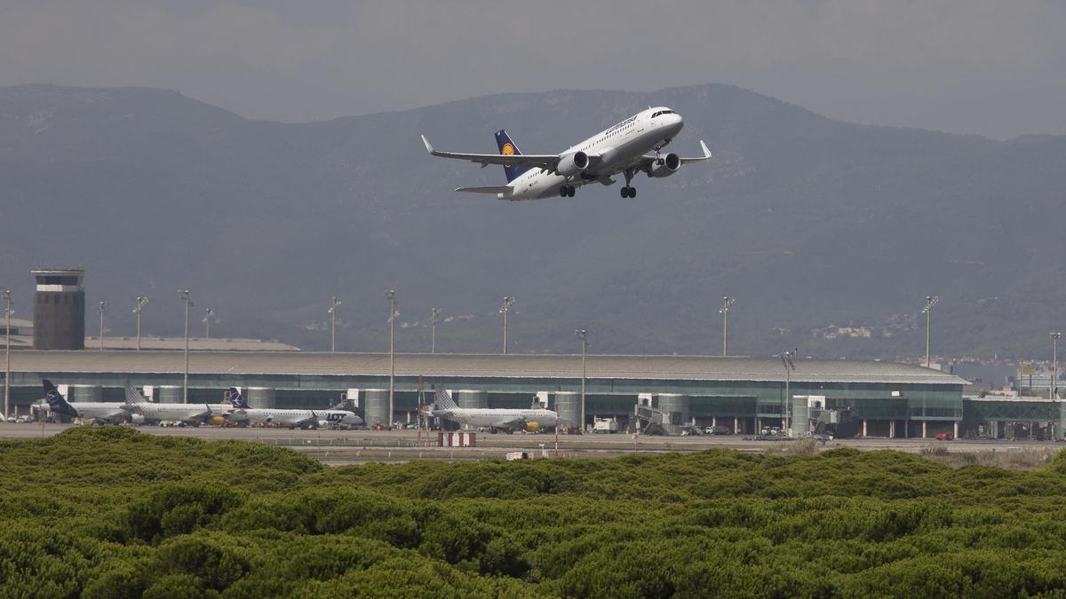 Avión despegando desde la tercera pista del aeropuerto de El Prat
