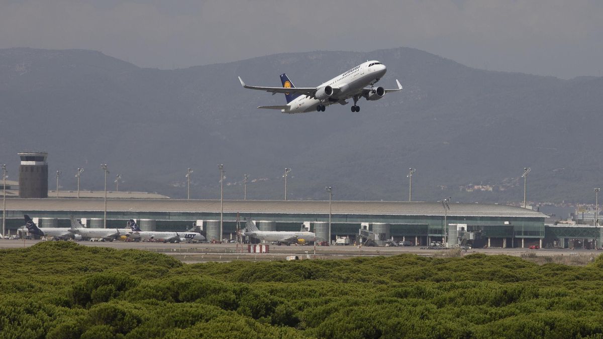 Avión despegando desde la tercera pista del aeropuerto de El Prat Avión despegando desde la tercera pista del aeropuerto de El Prat