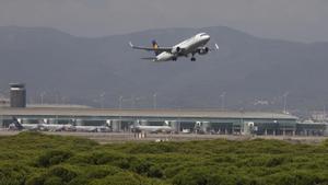 Avión despegando desde la tercera pista del aeropuerto de El Prat