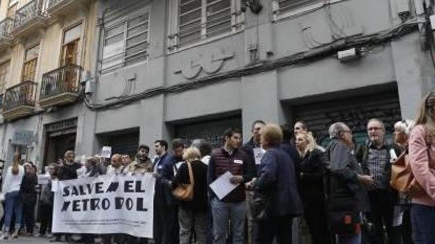 Manifestación ante el Metropol.