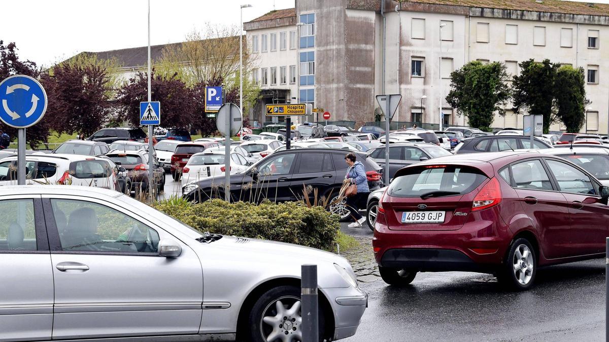 Vehículos estacionados en el entorno del Clínico este lunes