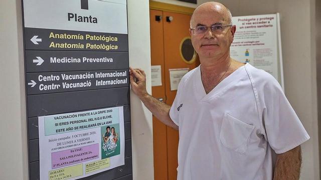 El doctor Juan Francisco Navarro, en su consulta de Medicina Preventiva del Hospital General de Elche. |