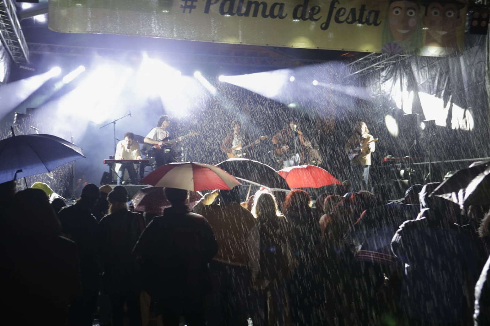 Grillen und feiern im Regen: So nass hat Palma das Fest zu Sant Sebastià eingeläutet