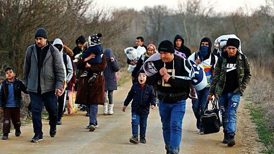 Alguns migrants a punt d&#039;entrar a Grècia per la frontera amb Turquia