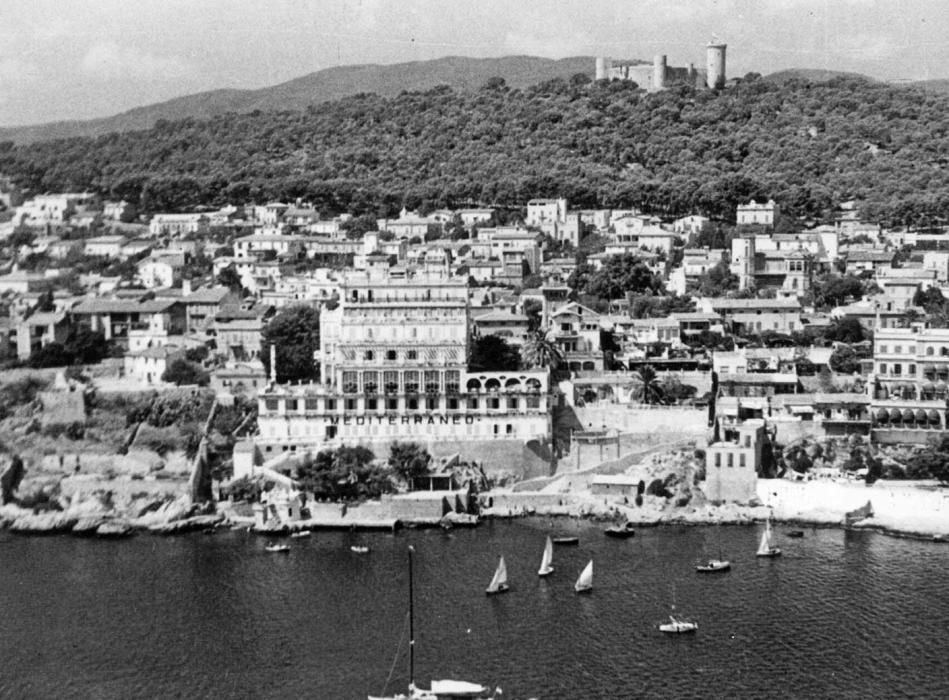 La primera línea de mar rocosa, a principios del siglo pasado, con el imponente hotel Mediterráneo, un edificio de 1910 proyectado por el arquitecto Francisco Salas Simó.