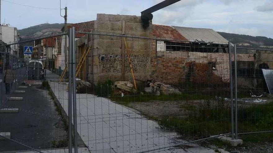Situación actual del astillero de Casqueiro, en Seara, en el casco urbano de Moaña, que sigue apuntalado y vallado. // Gonzalo Núñez