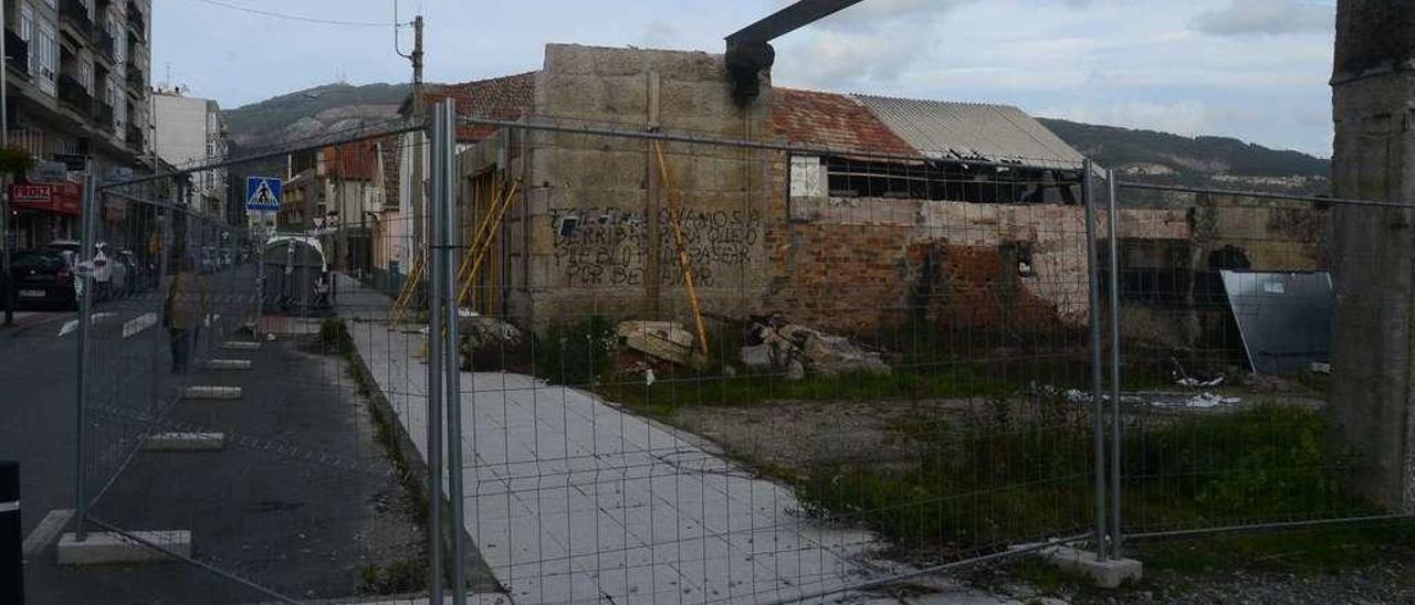 Situación actual del astillero de Casqueiro, en Seara, en el casco urbano de Moaña, que sigue apuntalado y vallado. // Gonzalo Núñez