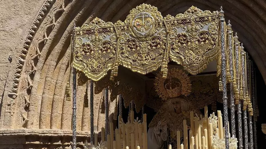 Vídeo | Sale a las calles de Sevilla el paso de la Virgen del Carmen Doloroso