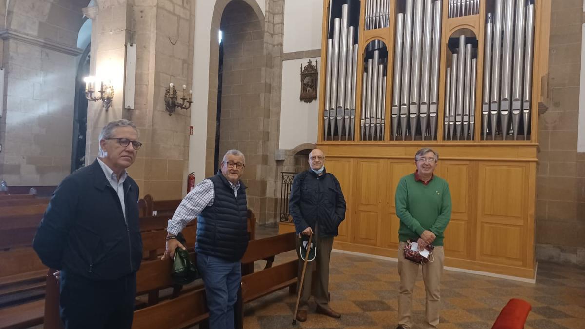 Por la izquierda, José Antonio Noval, Juan José Domínguez, José Ramón Paredes y Fermín Riaño, miembros de la comisión para las obras de rehabilitación del templo