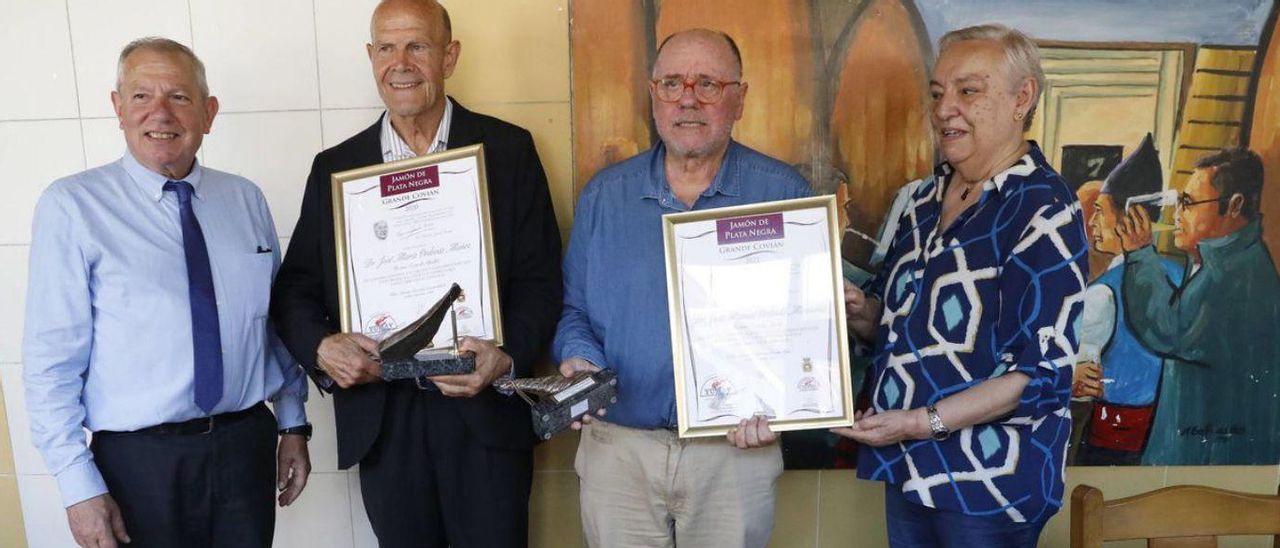 Por la izquierda, Justo García, Juan José Murillo, Carlos Guardado y Pepa Sanz con los diplomas a Ordovás Muñoz y Ordovás Montañés. En el recuadro, el premiado Celestino Santos. | MARA VILLAMUZA