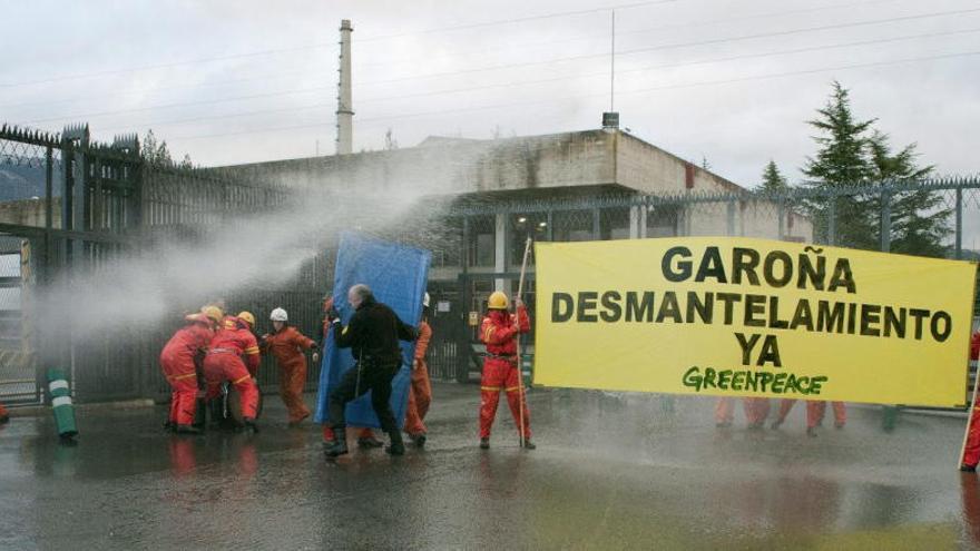 Miembros de Greenpeace protestan en Garoña.