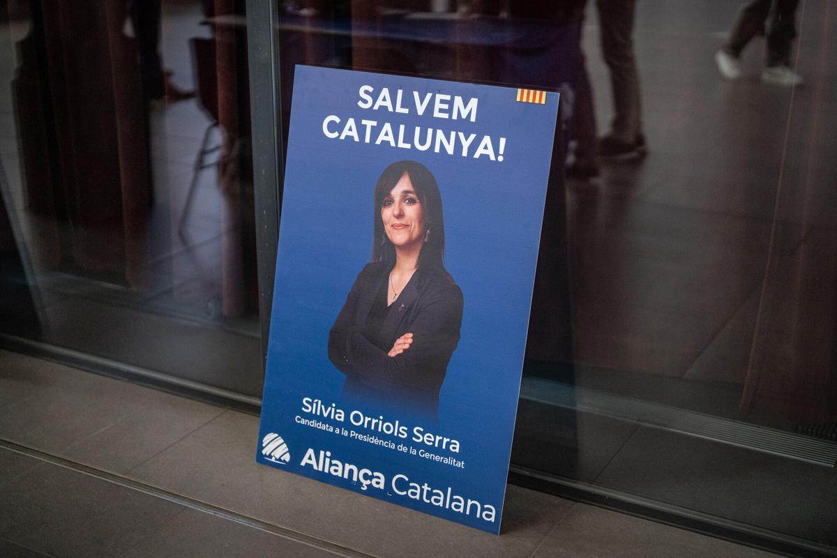 Jordi Aragonès, secretario de Estudios y Programas y candidato de Aliança Catalana a la alcaldía de Barcelona, junto a Sílvia Orriols, líder de Aliança Catalana, durante la presentación de la candidatura del partido en la Sala Moragues de El Born. Barcelona, a 19 de junio. AUTOR: MANU MITRU | EPC