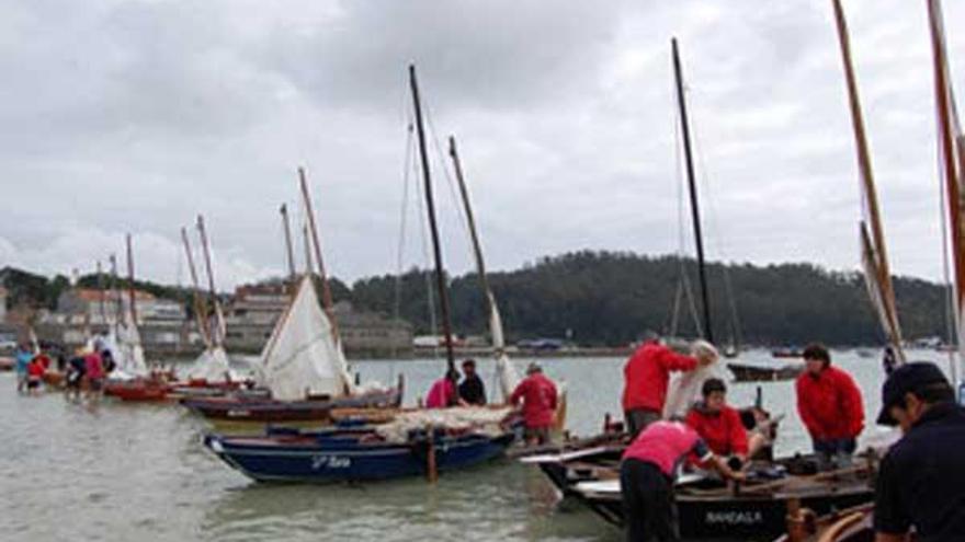 La regata de dornas reunió a una treintena de barcos. // Muñiz