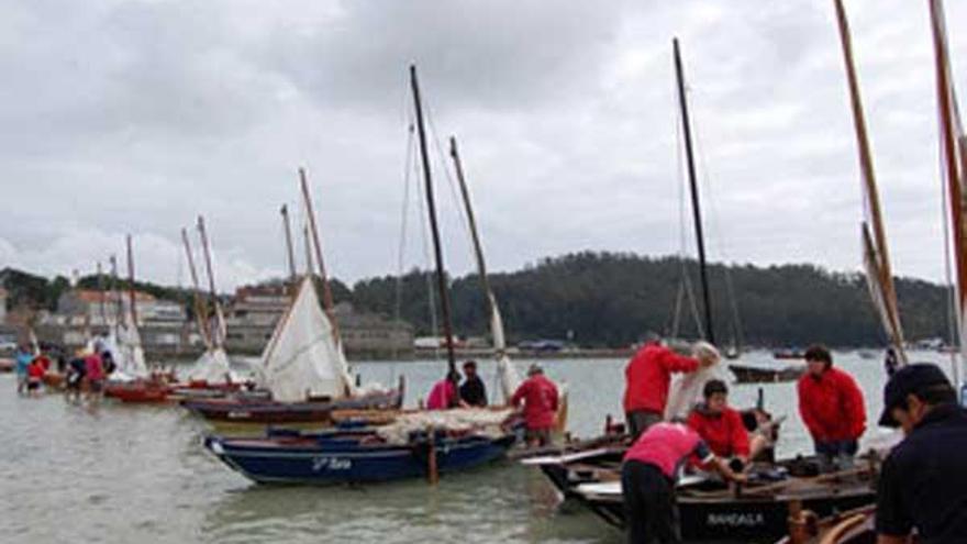 La regata de dornas reunió a una treintena de barcos.  // Muñiz