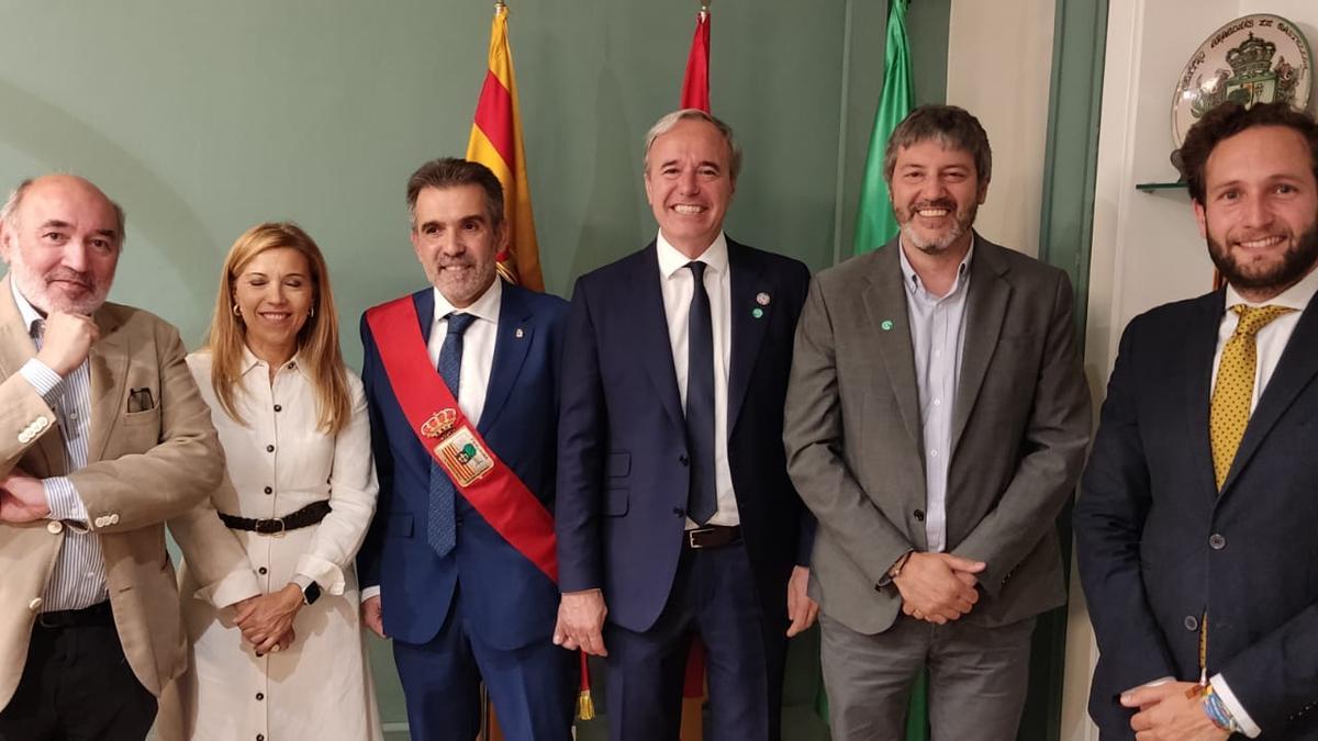 Azcón, Alós y Oliván han arropado a Burgos en su toma de posesión como alcalde de Fraga.