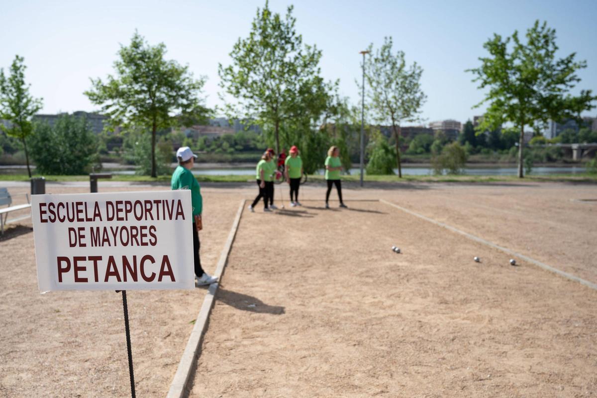 Fotogalería | Una jornada de deporte para los mayores de Badajoz