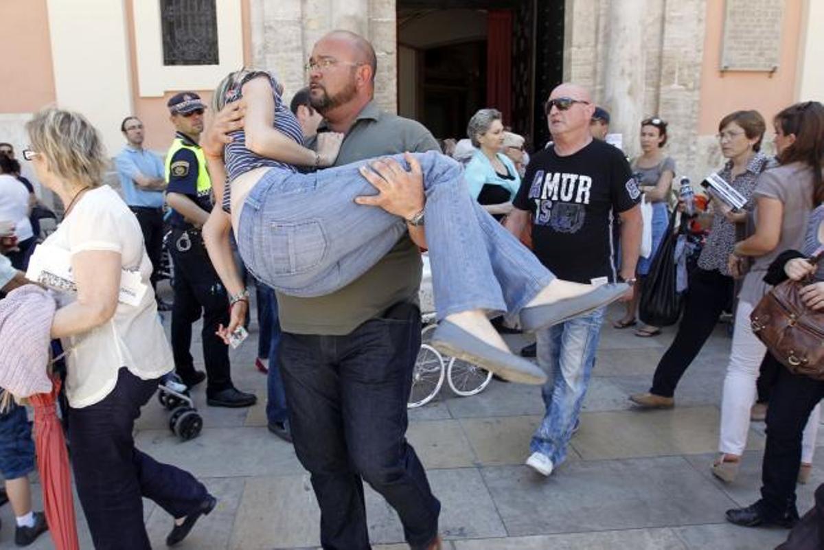 Desmayo de una de las asistentes al acto.