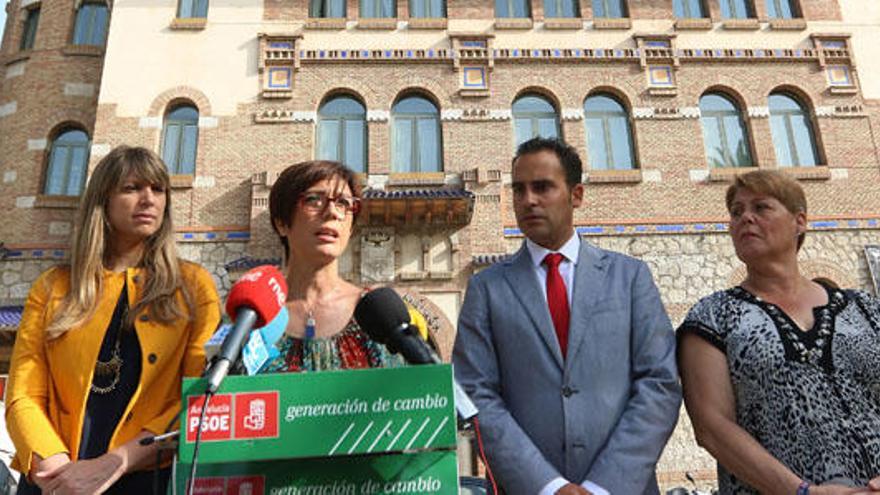 Moreno, primera por la derecha, junto a Gámez, Martín Palop y Daniel Pérez durante la campaña.