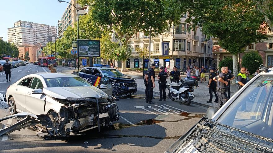 Choca un coche de la Policía Nacional con un turismo en la plaza Aragón de Zaragoza