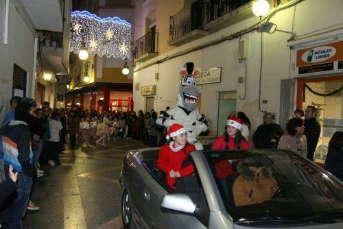 Cabalgata de la ilusión y cuento "El año que Mama Noel repartió los regalos"