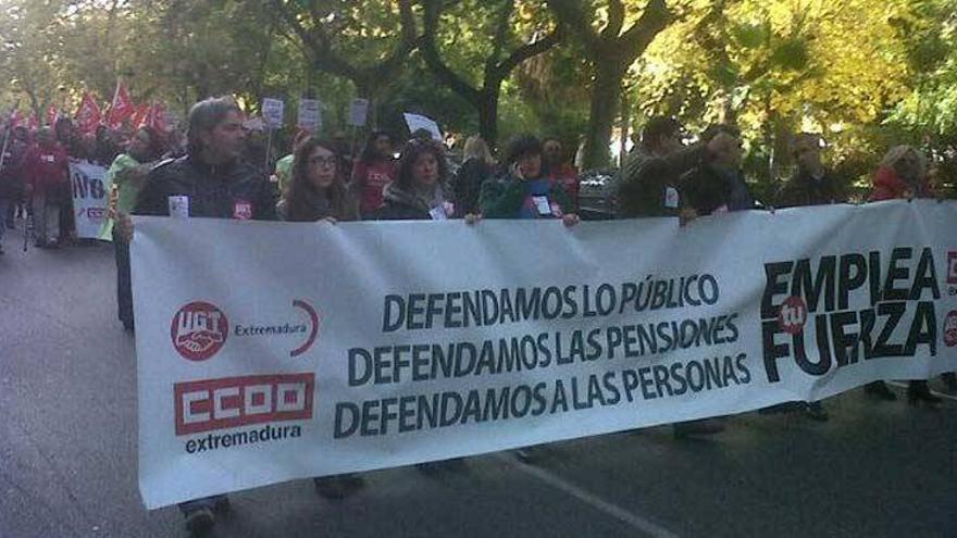Centenares de personas claman en Cáceres y Badajoz en contra de los recortes
