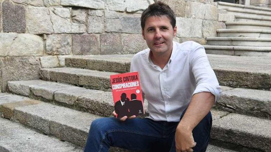 Jesús Cintora, con uno de sus libros, en A Coruña.